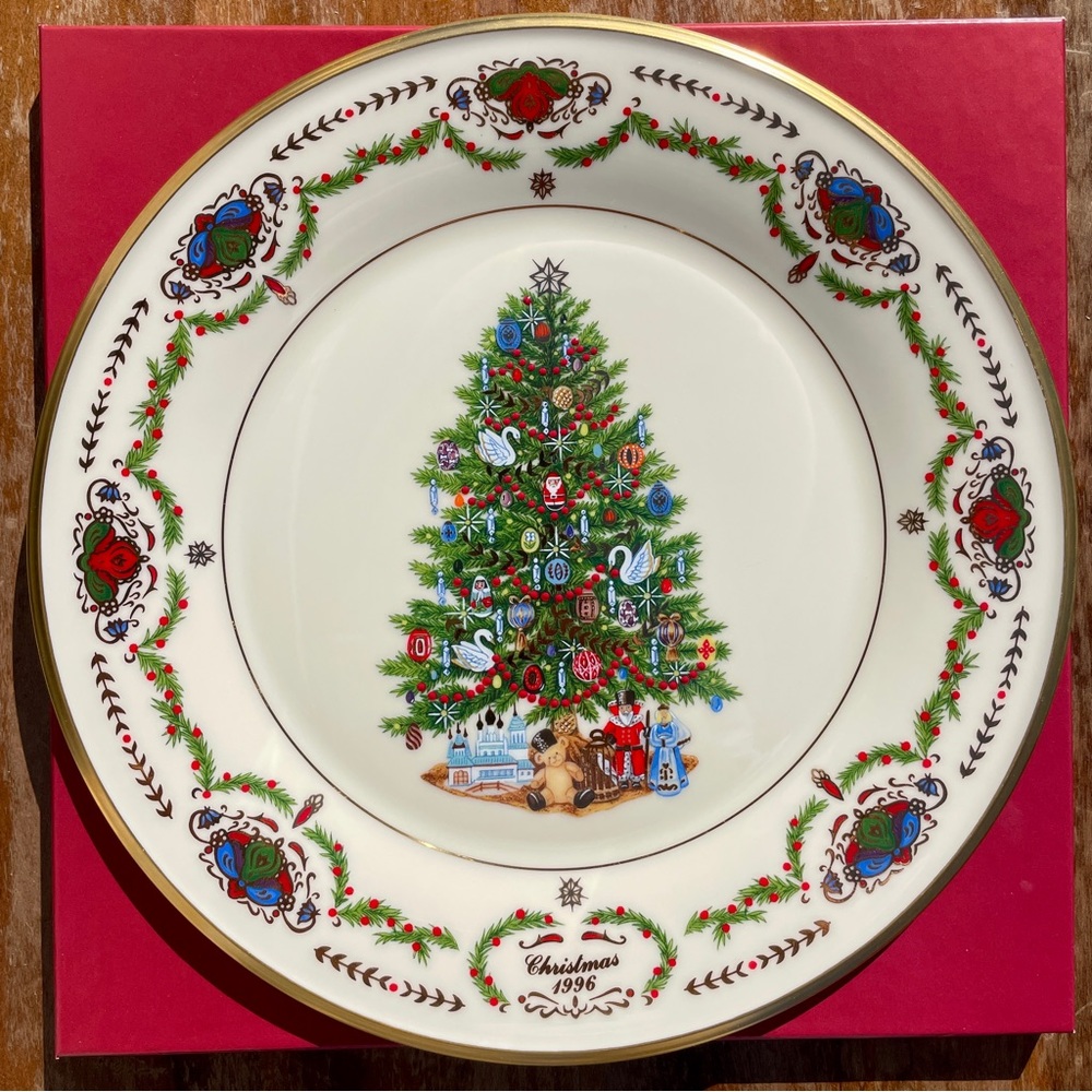 1996 Russia Lenox Christmas Trees Around the World Decorative Plate with a Box
